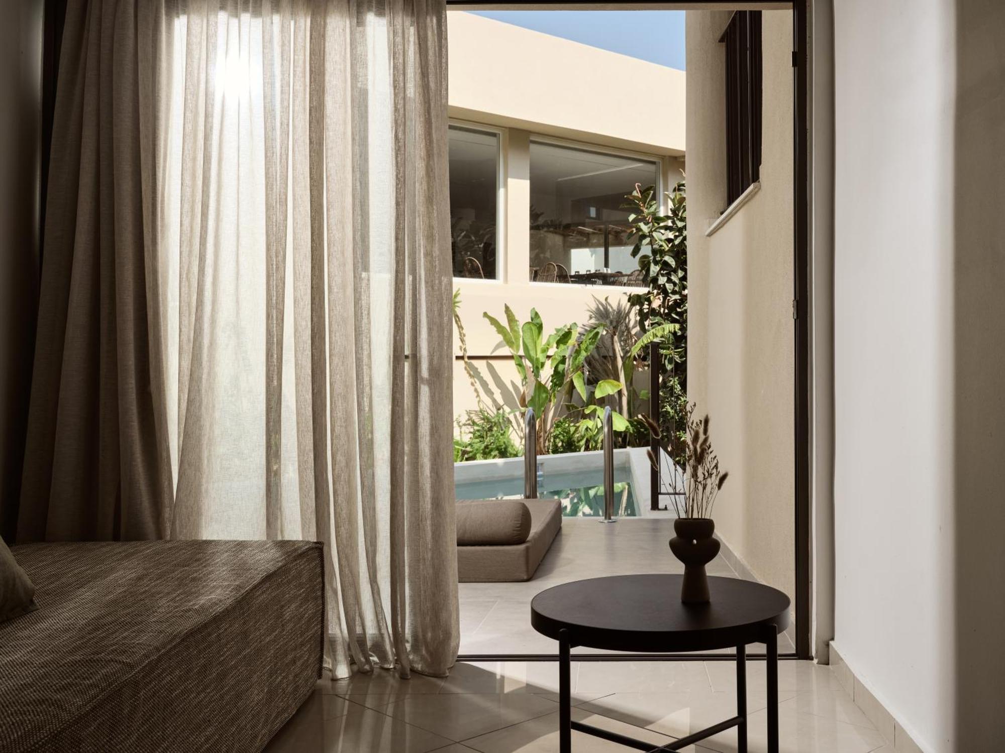 Admiral De Luxe Hotel 2*